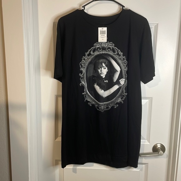 Hot Topic NWT Wednesday Dancing Frame Tee - Picture 2 of 5